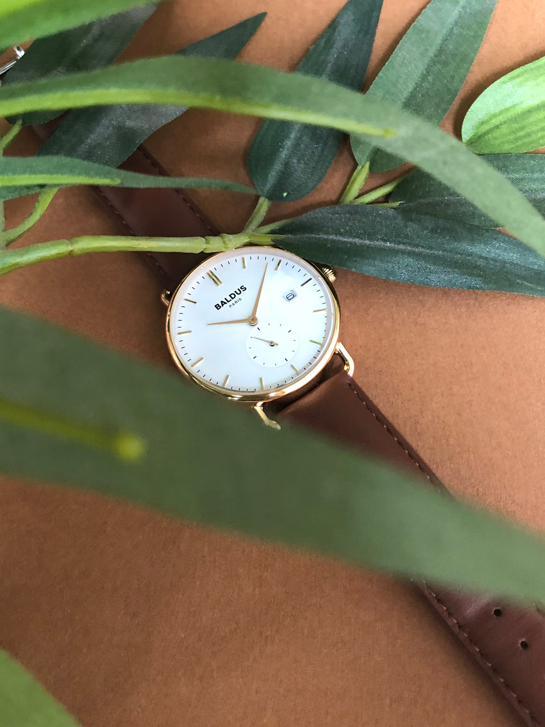 Montre durable française Baldus Paris en acier recyclé avec bracelet cuir végétal.